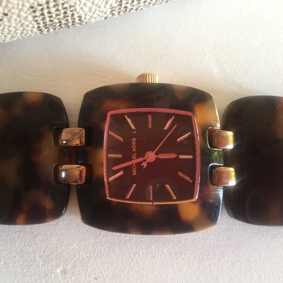 Michael Kors Tortoise band authentic watch - Picture 3 of 8